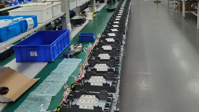 在電力調整器設計中，如何處理功率因數(shù)校正和諧波濾波？