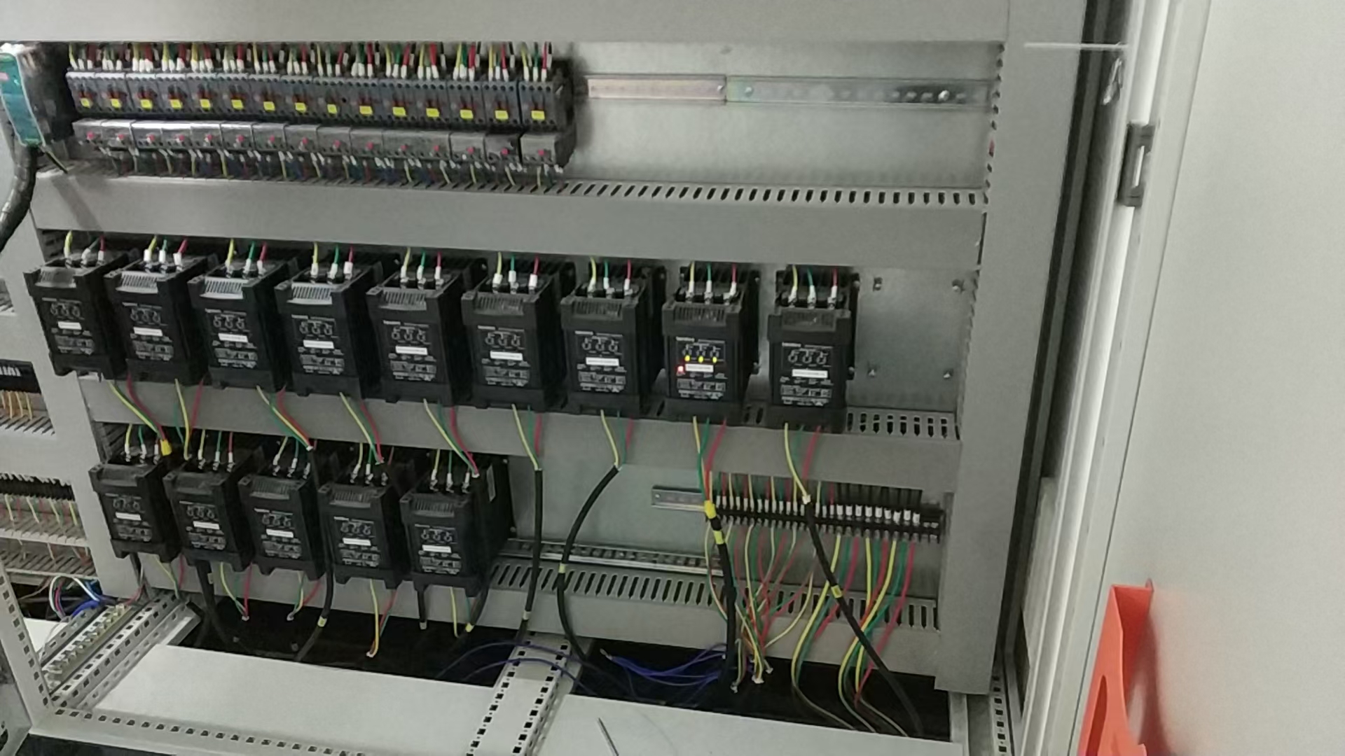 電力調(diào)整器與穩(wěn)壓器有何不同，它們的工作原理如何？