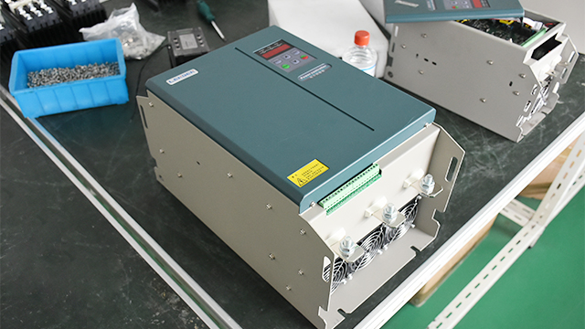 電壓調(diào)節(jié)器1