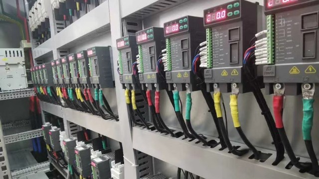 電力調(diào)整器中的電流傳感器和電壓傳感器是如何實(shí)現(xiàn)精確測量的？