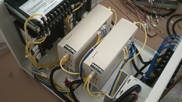 哪些不當?shù)牟僮骰蚬收蠒е码娏φ{整器輸出的電壓波動？